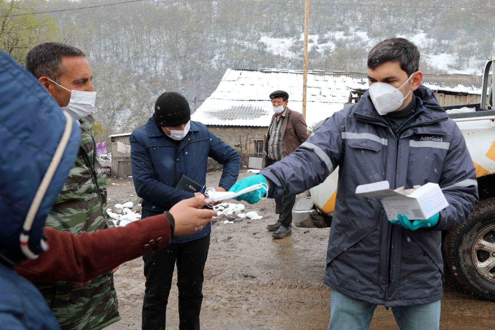ЗАО “AzerGold” и его подрядчики провели акцию поддержки населения отдаленных деревень (ФОТО)