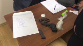 Bakıda narkotik vasitələrin satışı ilə məşğul olan silahlı şəxs saxlanıldı (FOTO)