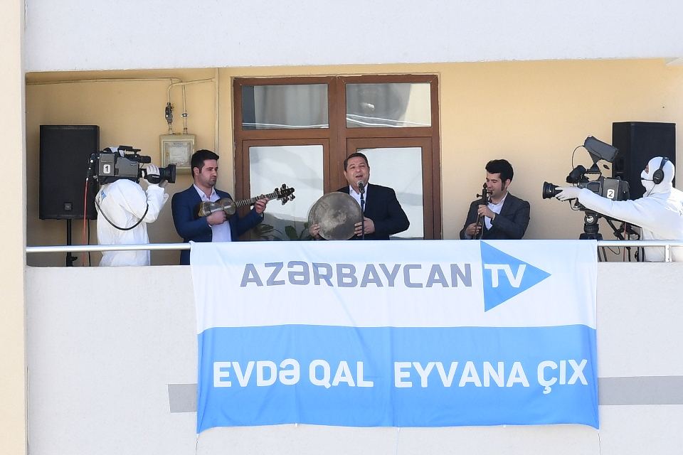 Məcburi köçkünlər üçün "Eyvana çıx" layihəsi çərçivəsində canlı muğam konsert proqramı təşkil edilib (FOTO)
