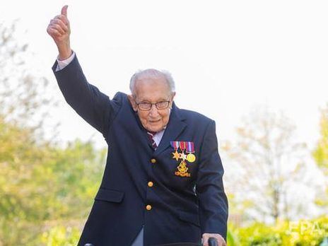 Британия празднует 100-летие ветерана, собравшего $37 млн на борьбу с коронавирусом