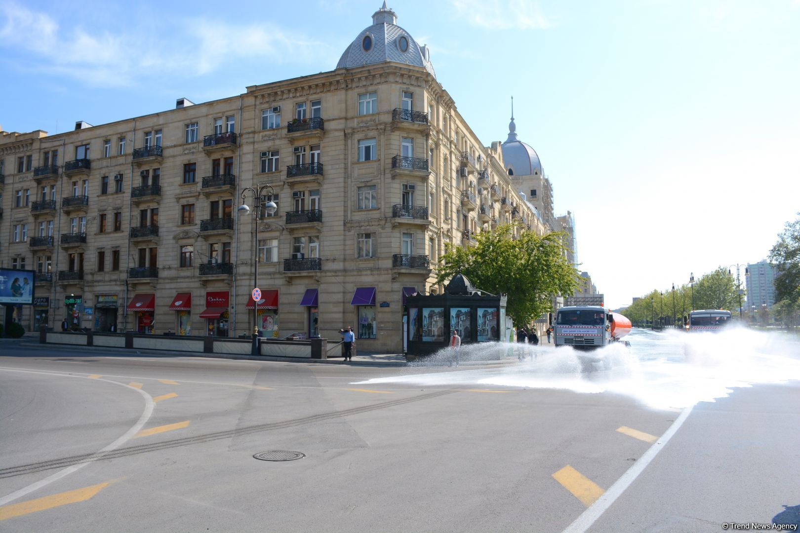 В Баку дезинфицируются улицы (ФОТОРЕПОРТАЖ)
