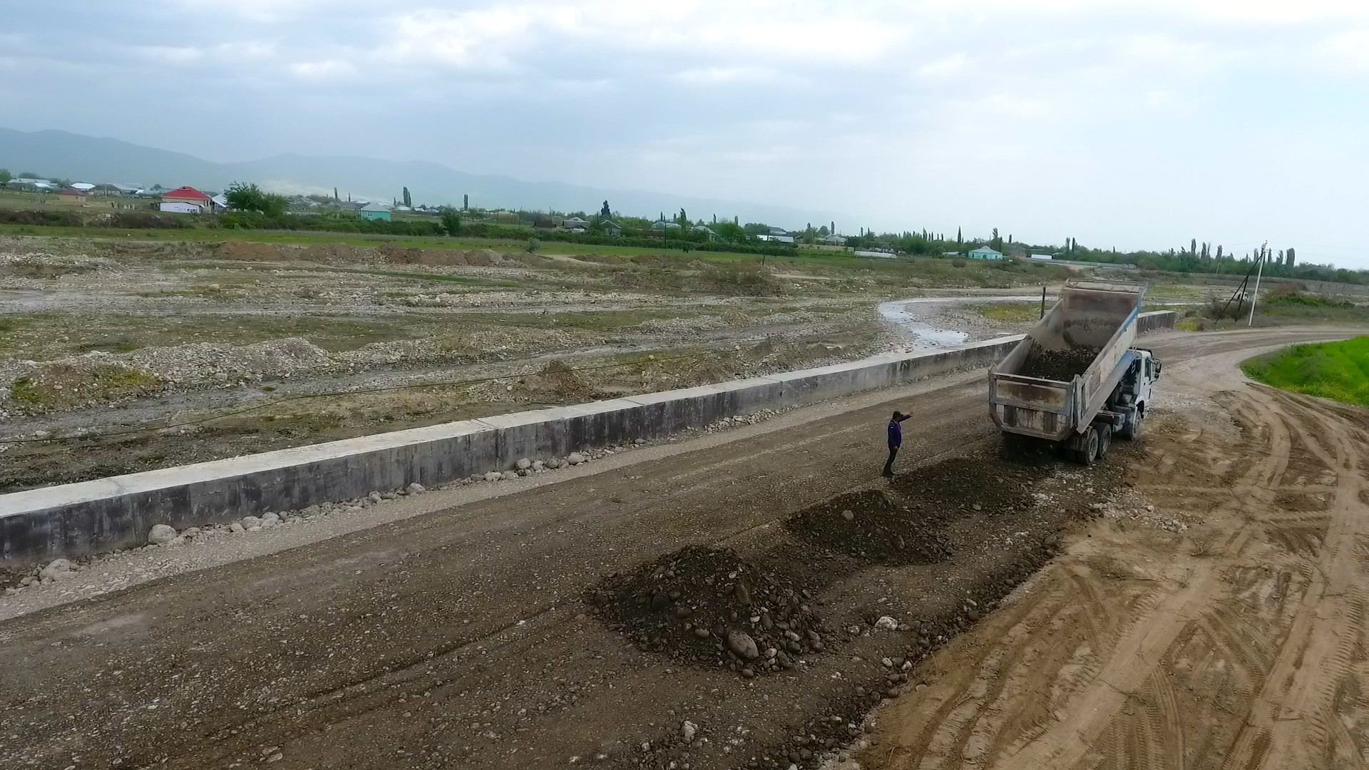 Ağsuda 9 yaşayış məntəqəsinin avtomobil yolları yenidən qurulur (FOTO)