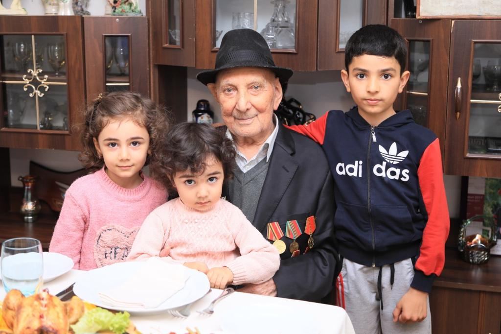 Фонд Гейдара Алиева поздравил ветеранов Великой Отечественной войны на дому (ФОТО)