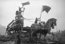 Как азербайджанские воины водрузили знамя Победы над Бранденбургскими воротами  (ФОТО)