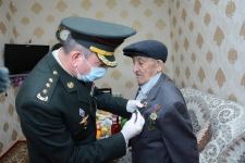 Фонд Гейдара Алиева поздравил ветеранов Великой Отечественной войны на дому (ФОТО)