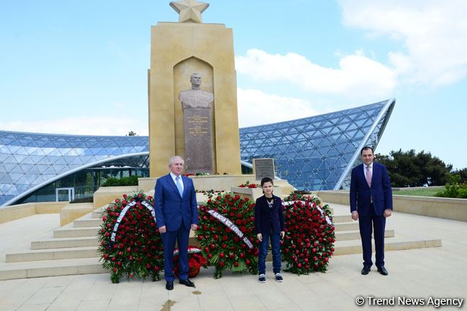 Азербайджанская общественность отмечает 75-ю годовщину Победы над фашизмом (ФОТО)
