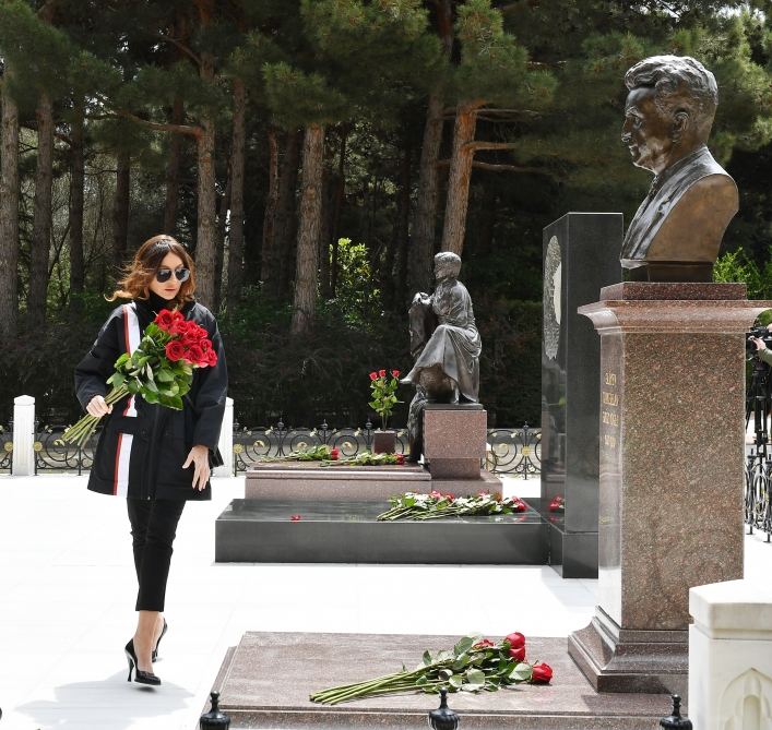 Президент Ильхам Алиев и Первая леди Мехрибан Алиева посетили могилу великого лидера Гейдара Алиева (ФОТО) (Версия 2)