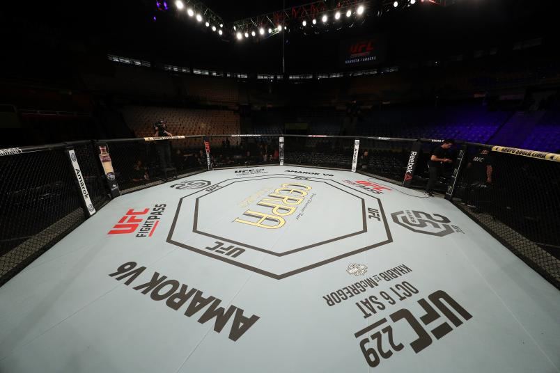 Титульный бой UFC перенесли из-за коронавируса