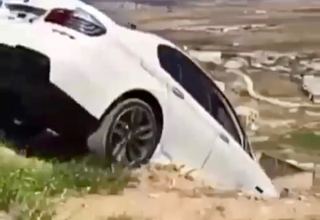 Bakıda bahalı BMW-ni qəsdən dağdan aşırdılar (VİDEO)