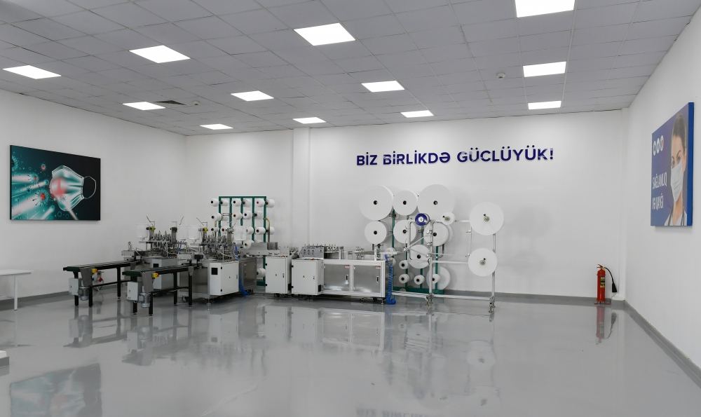 Президент Ильхам Алиев и Первая леди Мехрибан Алиева приняли участие в открытии фабрики по производству медицинских масок и предприятия по производству защитных комбинезонов в Сумгайыте (ФОТО/ВИДЕО)