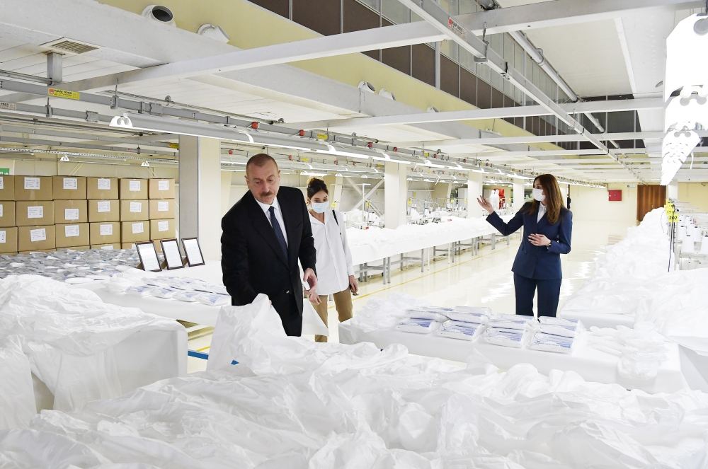 Президент Ильхам Алиев и Первая леди Мехрибан Алиева приняли участие в открытии фабрики по производству медицинских масок и предприятия по производству защитных комбинезонов в Сумгайыте (ФОТО) (версия 2)