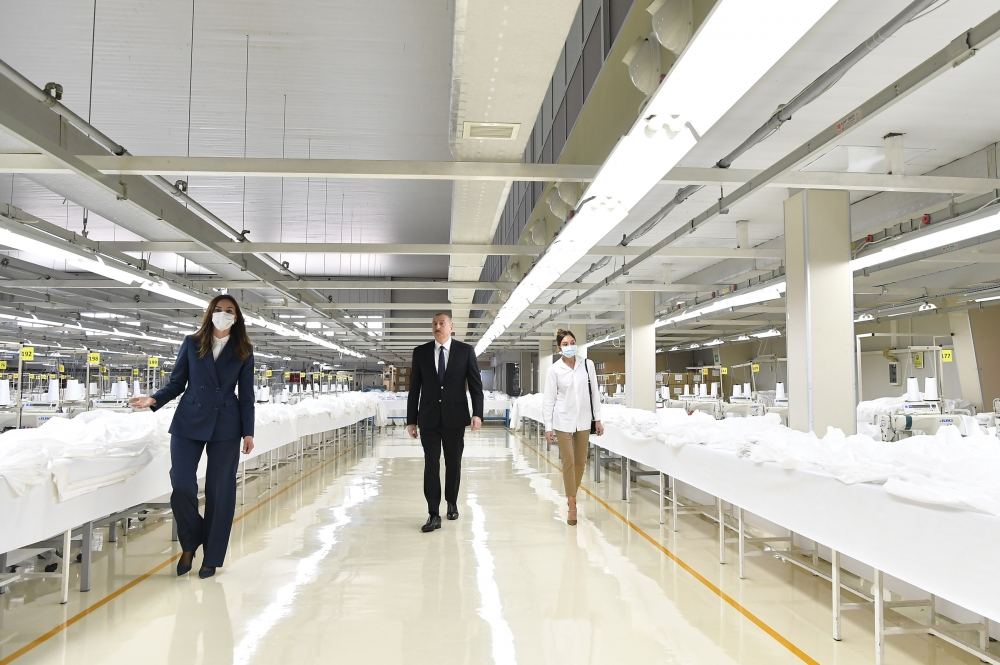Президент Ильхам Алиев и Первая леди Мехрибан Алиева приняли участие в открытии фабрики по производству медицинских масок и предприятия по производству защитных комбинезонов в Сумгайыте (ФОТО/ВИДЕО)