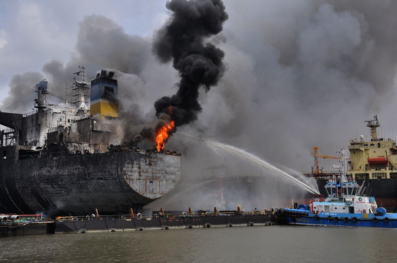 İndoneziyanın Belavan limanında neft tankerindəki yanğında 7 nəfər ölüb