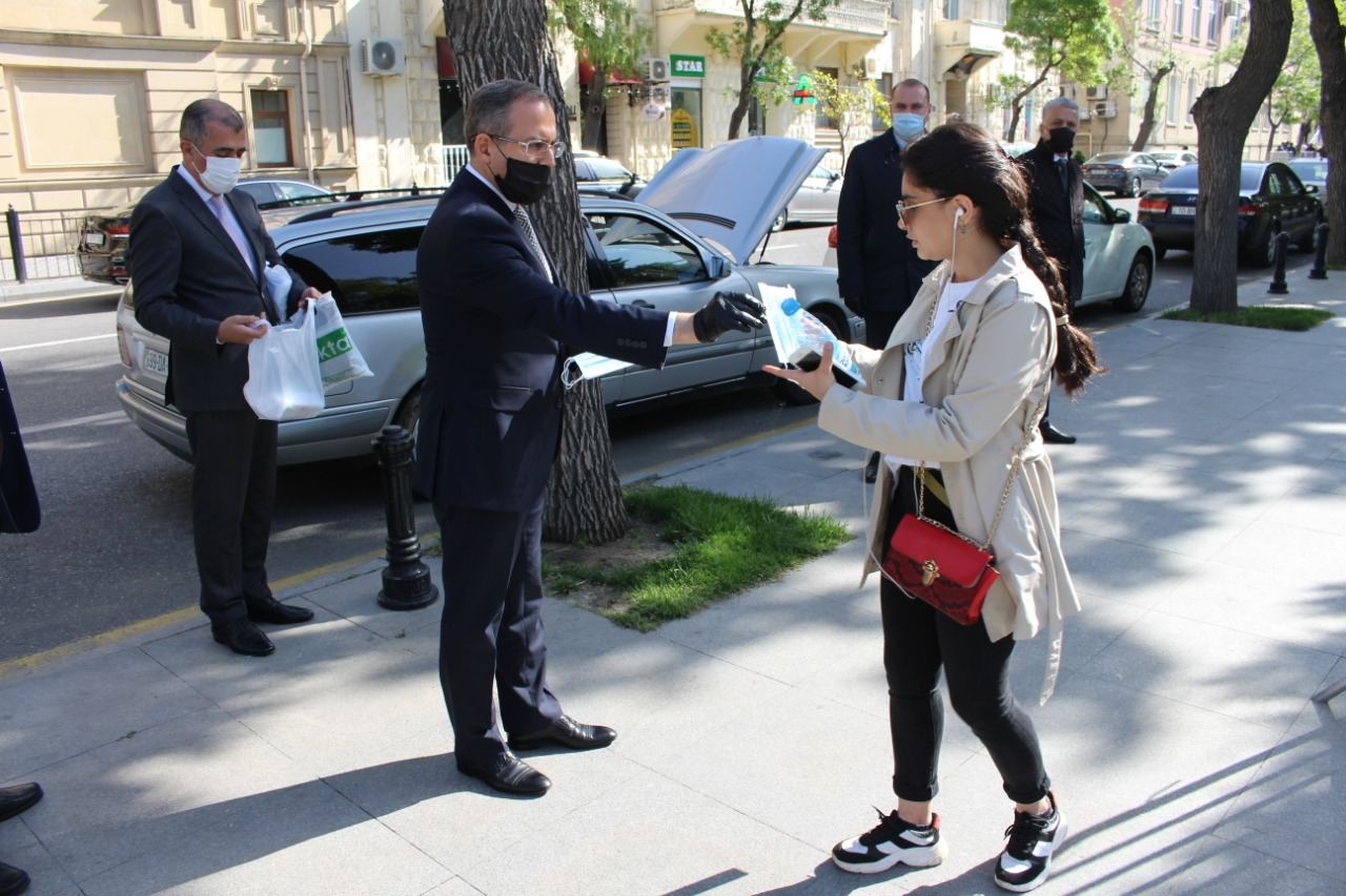 В центре Баку гражданам раздавали медицинские маски (ФОТО)
