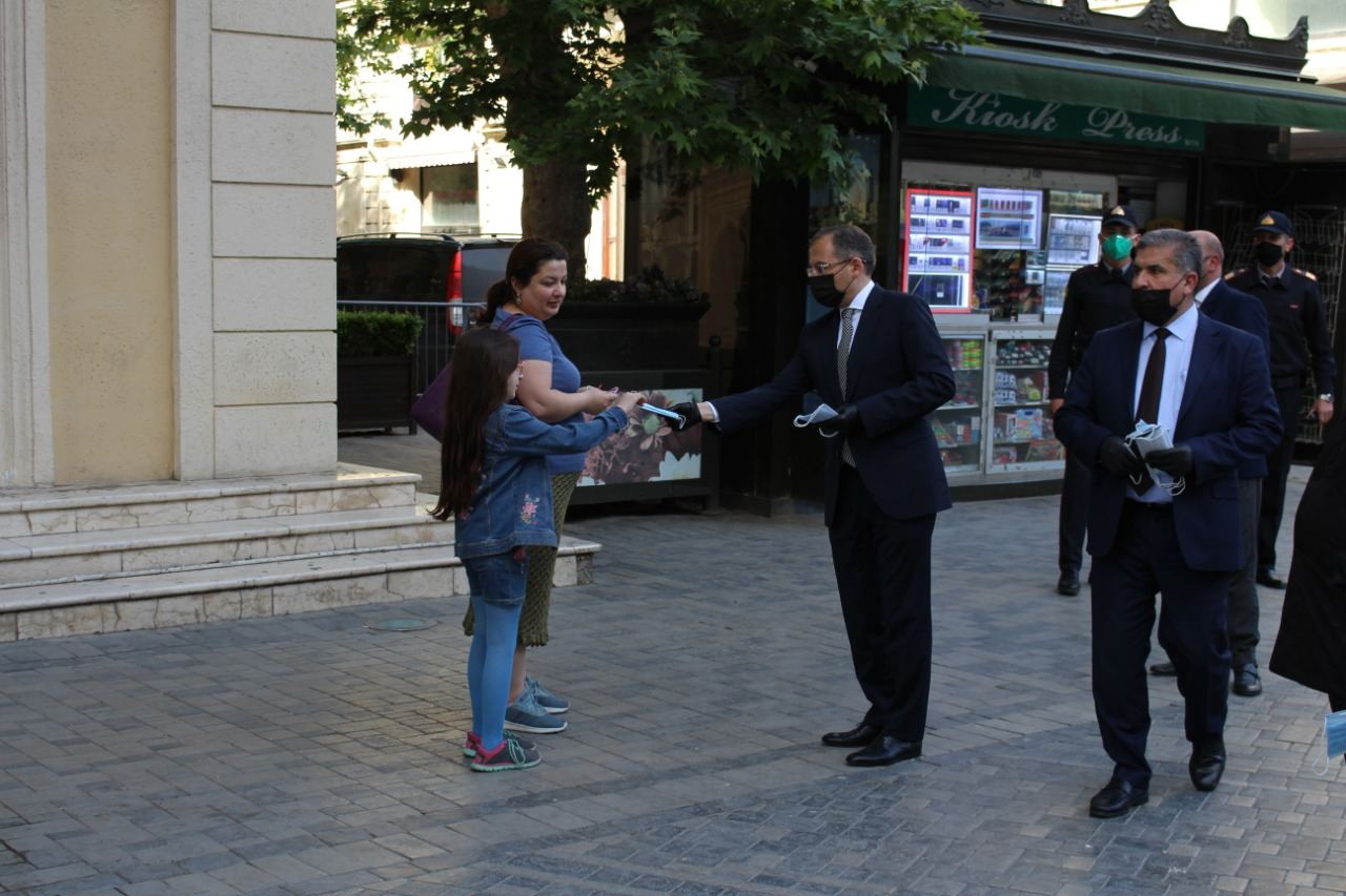 В центре Баку гражданам раздавали медицинские маски (ФОТО)