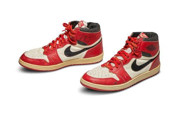 В Нью-Йорке пару кроссовок Майкла Джордана продали с аукциона за рекордные $560 тыс.