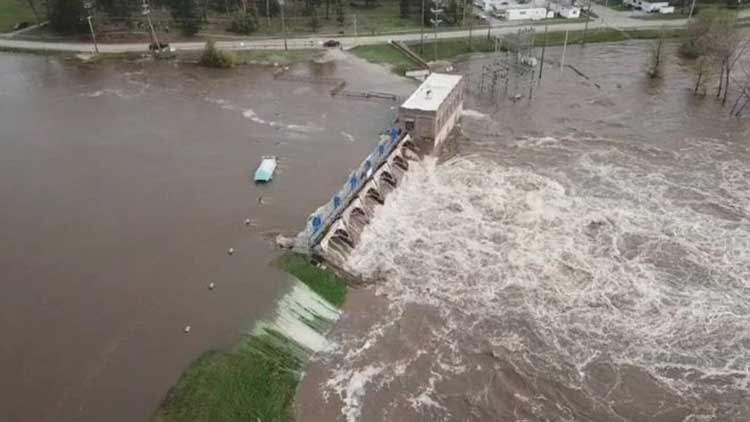 Dow Chemical эвакуировала персонал химзавода из-за прорыва дамб и наводнения в Мичигане
