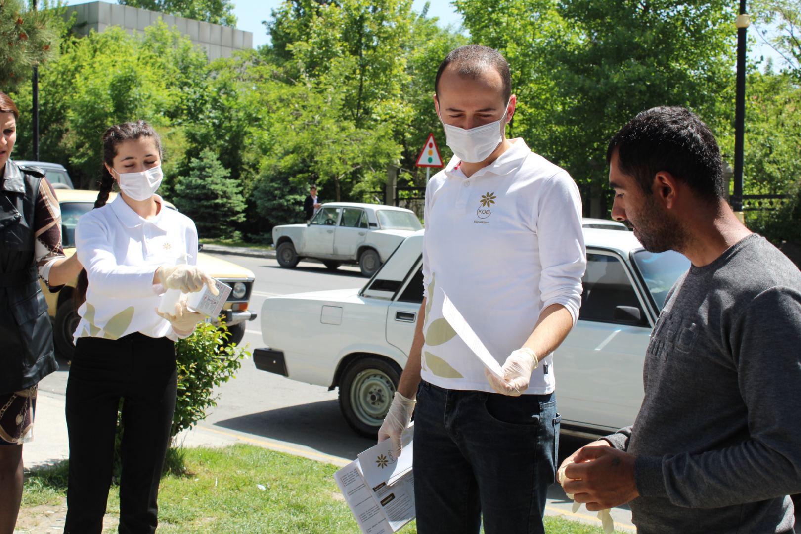 Волонтеры Агентства по развитию МСБ Азербайджана раздали предпринимателям и гражданам маски и перчатки (ФОТО)
