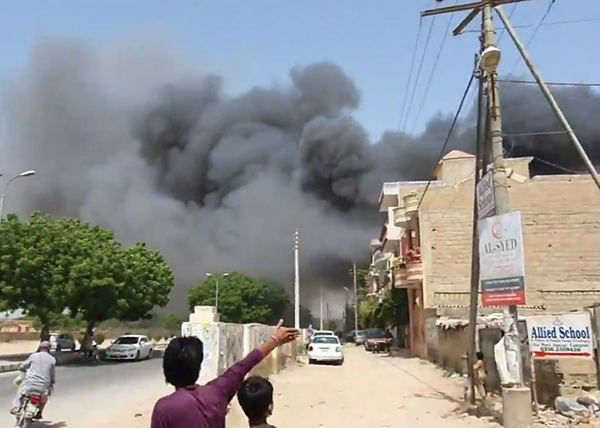 В результате крушения самолета в Карачи разрушены 20 домов
