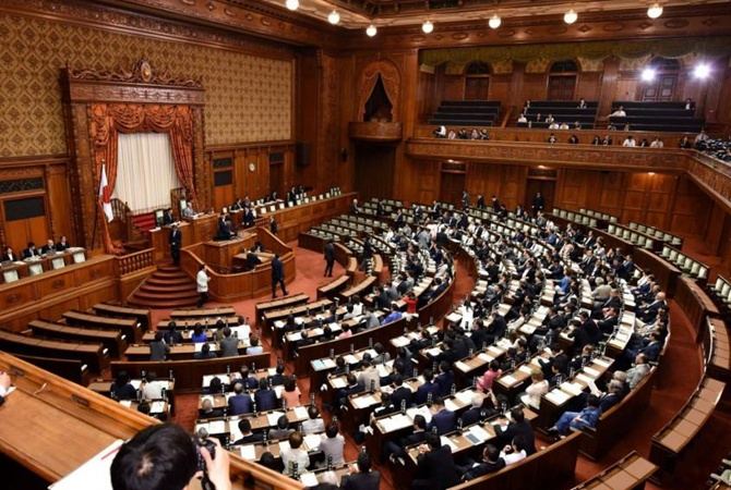 Рейтинг поддержки кабинета министров Японии обвалился до 27%