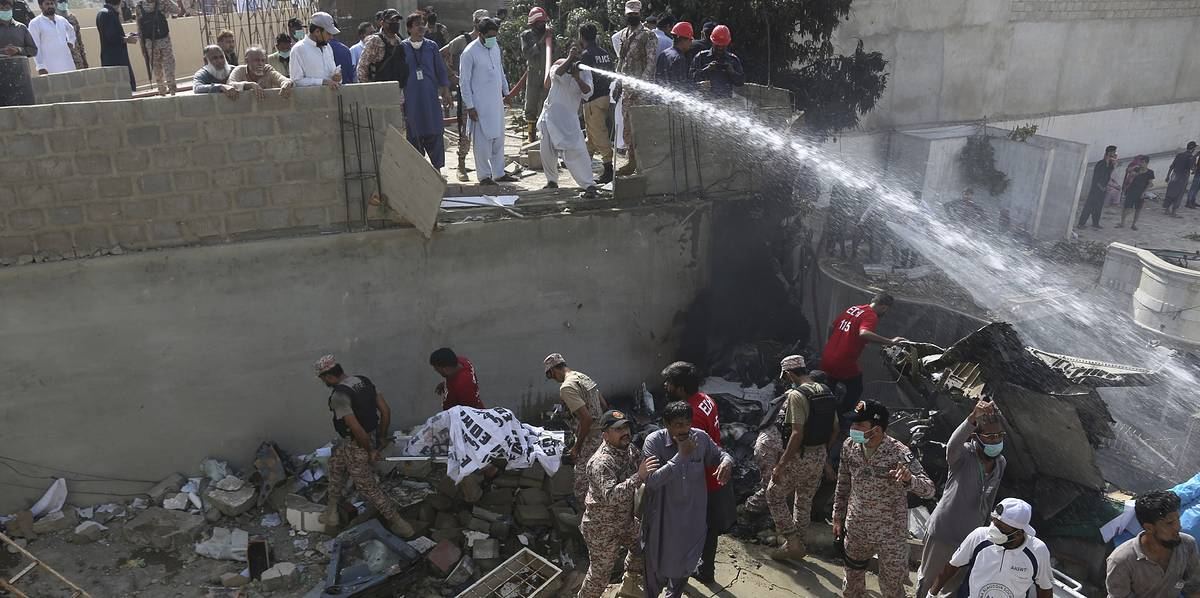 В Минавиации Пакистана заявили, что расследование авиакатастрофы в Карачи займет 3 месяца