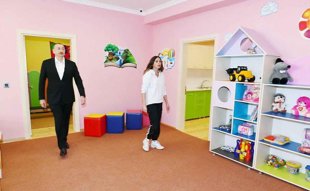 Президент Ильхам Алиев и Первая леди Мехрибан Алиева приняли участие в открытии детсада-яслей, построенного в Шамахе по инициативе Фонда Гейдара Алиева (ФОТО/ВИДЕО)