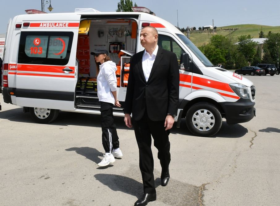 Президент Ильхам Алиев и Первая леди Мехрибан Алиева ознакомились с транспортными средствами и спецтехникой, выделенными Шамахинскому району (ФОТО/ВИДЕО)