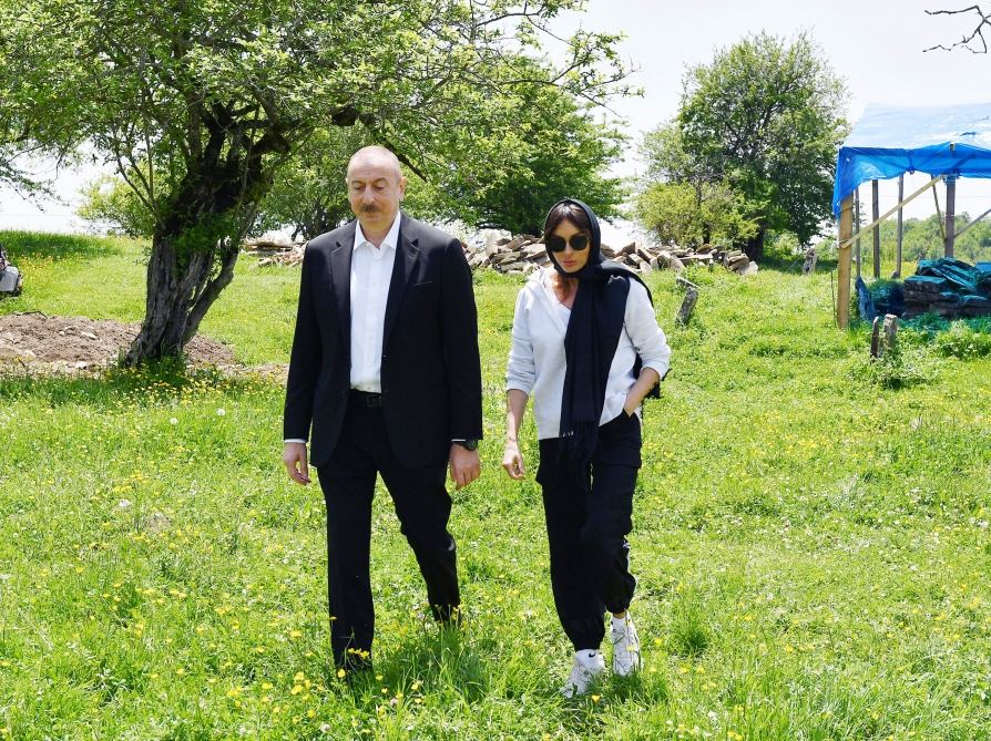 Президент Ильхам Алиев и Первая леди Мехрибан Алиева ознакомились с восстановительно-консервационными работами в святилище Пир Омар Султан в Шамахе (ФОТО/ВИДЕО)