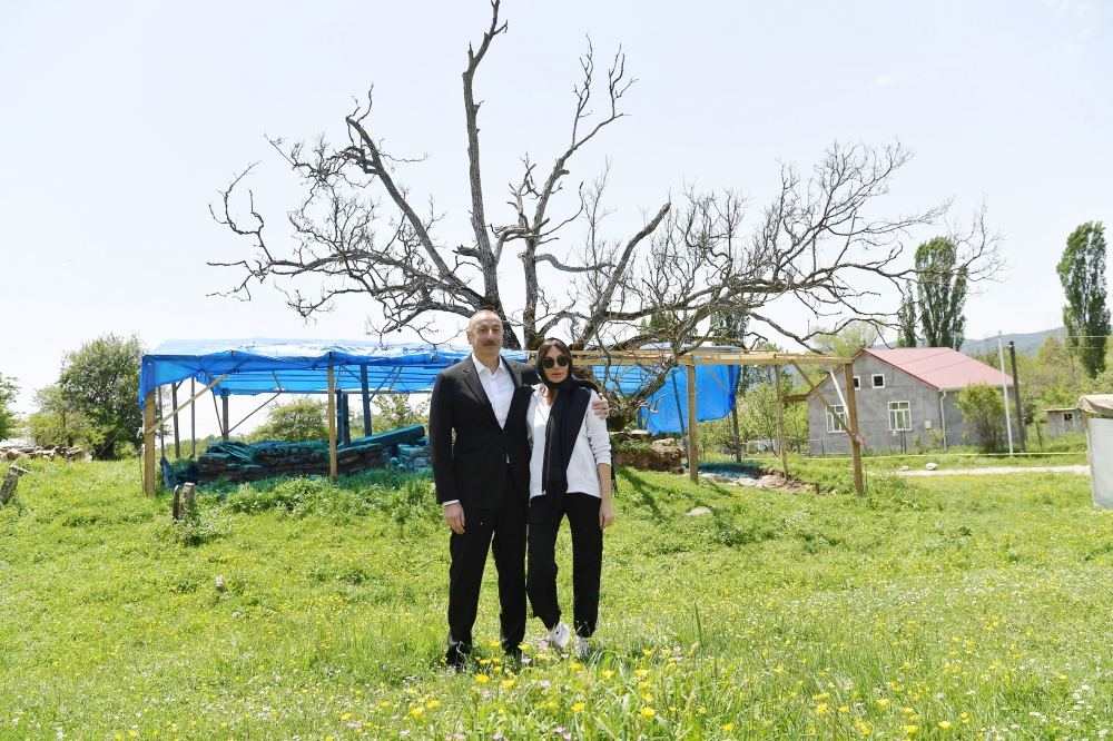 Президент Ильхам Алиев и Первая леди Мехрибан Алиева ознакомились с восстановительно-консервационными работами в святилище Пир Омар Султан в Шамахе (ФОТО/ВИДЕО)