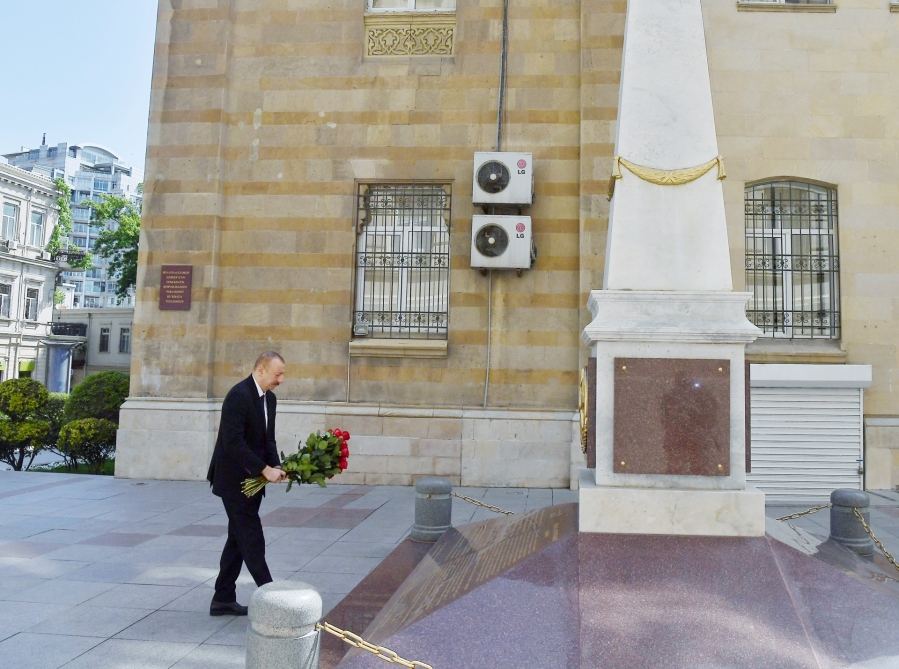 President Ilham Aliyev visits monument to Azerbaijan Democratic Republic (PHOTO)