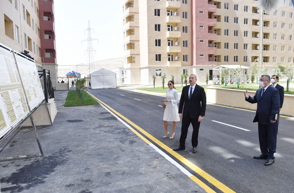 Президент Ильхам Алиев и Первая леди Мехрибан Алиева приняли участие в открытии жилого комплекса «Гобу Парк-3», возведенного для вынужденных переселенцев (ФОТО) (Версия 2)