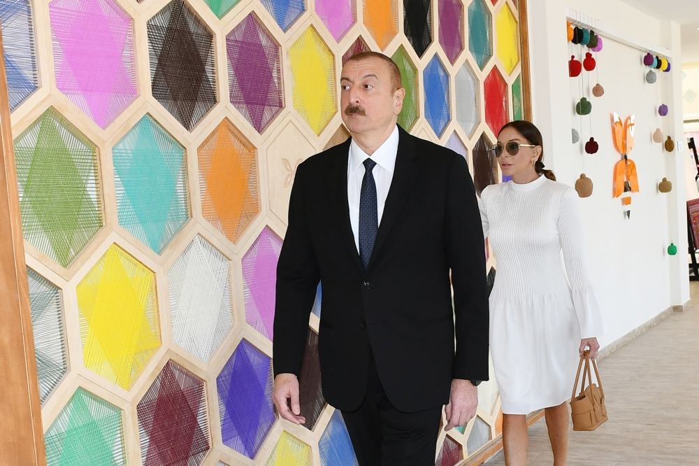 Президент Ильхам Алиев и Первая леди Мехрибан Алиева приняли участие в открытии жилого комплекса «Гобу Парк-3», возведенного для вынужденных переселенцев (ФОТО/ВИДЕО)