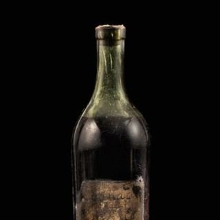 Бутылку одного из старейших в мире коньяков продали за 146 тысяч долларов