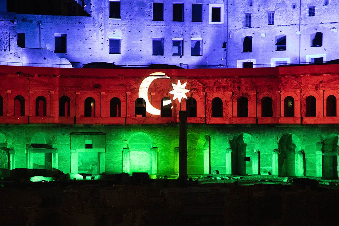 Qədim Romanın “Mercati di Traiano” abidə kompleksi Azərbaycan bayrağının rəngləri ilə işıqlandırılıb (FOTO) - Gallery Image