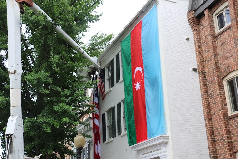 Respublika Günündə milli bayrağımız Vaşinqtonda ucaldıldı (FOTO)