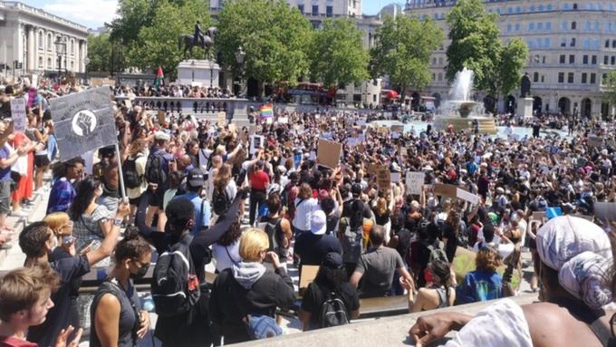 Тысячи человек в Лондоне вышли на акции протеста в связи с гибелью афроамериканца в США