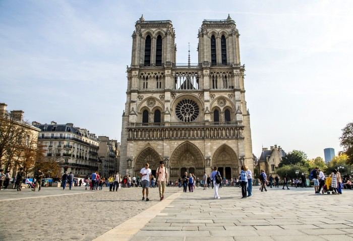 Власти Парижа откроют для посещения закрытую после пожара площадь перед собором Нотр-Дам