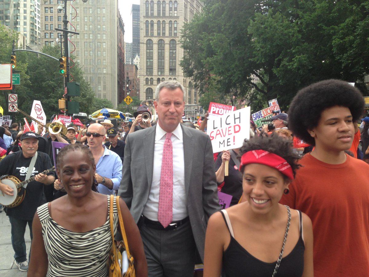 Митингующие попытались прогнать мэра Нью-Йорка с митинга