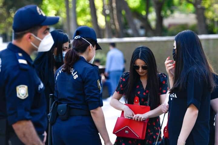 Полиция Баку начала рейды против лиц, не носящих маски (ФОТО)