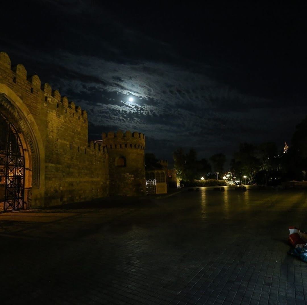Баку  после введенных на выходные жестких ограничений карантина (ФOTO)