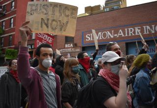 Протестующие атаковали полицейские участки в Сиэтле и Портленде