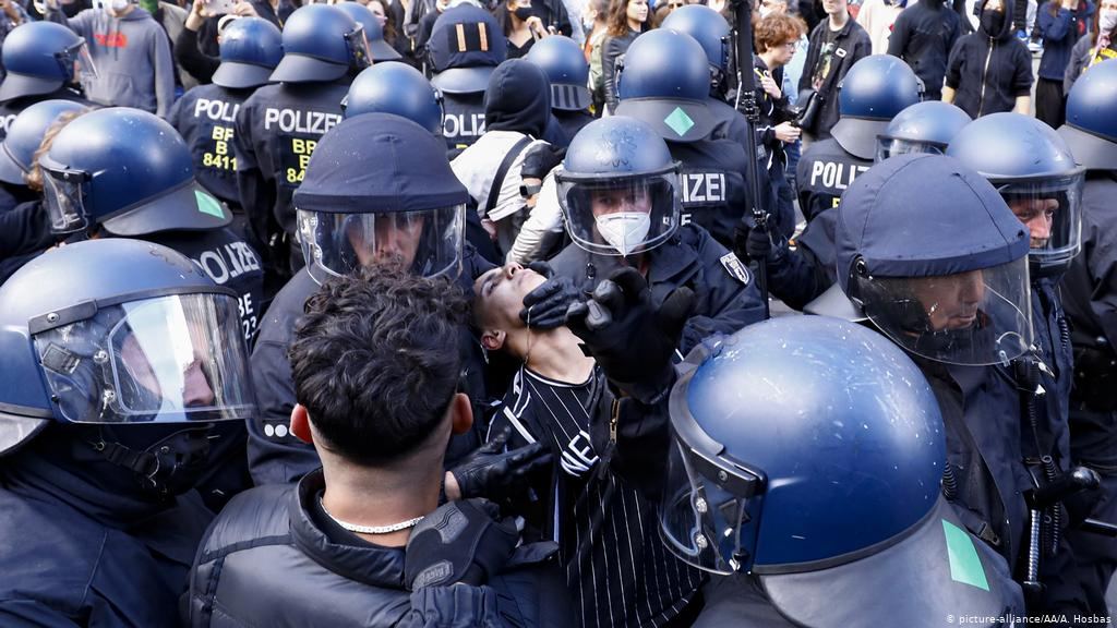 В Берлине в ходе акции против ограничений из-за пандемии пострадали 18 полицейских
