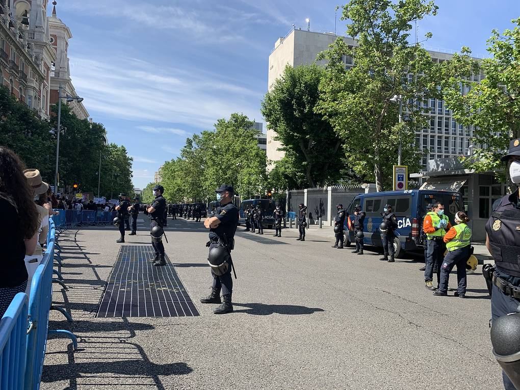 У посольства США в Мадриде проходит акция против расизма после смерти Джорджа Флойда