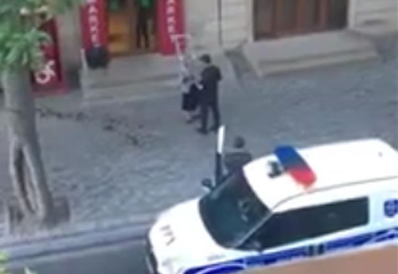 Полицейский в Баку отдал собственный обед пожилой женщине  (ВИДЕО)