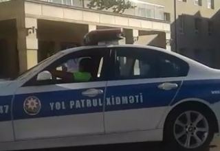 Bakıda yol polisi qolu sınan azyaşlını xəstəxanaya çatdırdı (VİDEO)