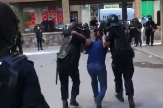 DİN: Yasamalda eyvandan polisə əşyalar atan 11 nəfər saxlanıldı (VİDEO)
