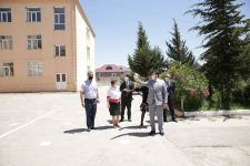Глава ИВ Хачмазского района ознакомился с условиями в школах, где будут проведены экзамены (ФОТО)