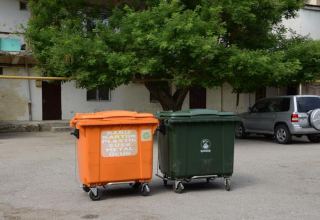 В Баку перед зданиями установлены спецконтейнеры для мусора(ФОТО)