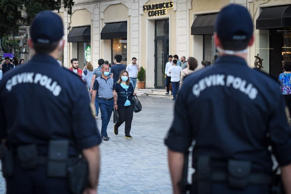 Bakı polisi karantin qaydalarını pozanları cərimələməyə başladı (FOTO)