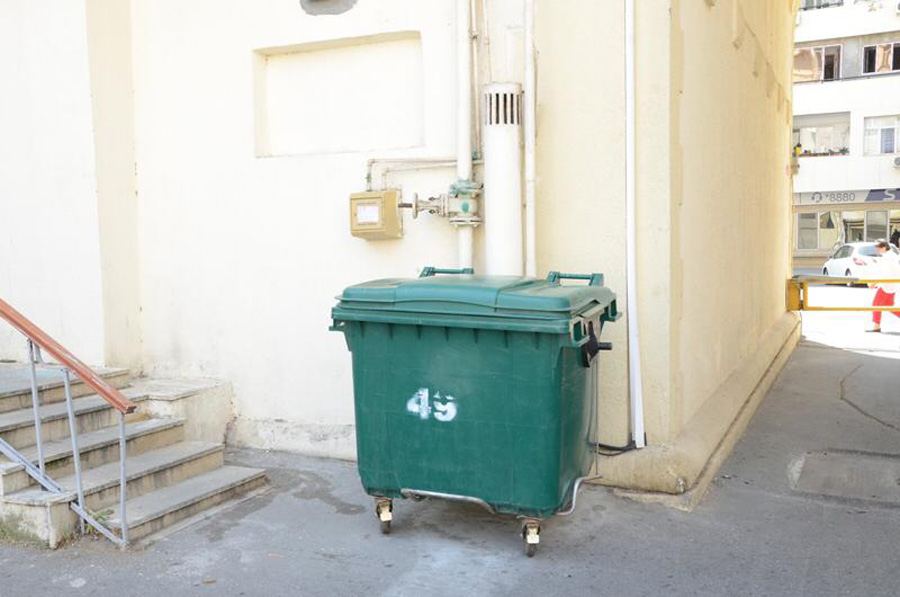 Paytaxtda həyətlərə əlavə konteynerlər qoyulub (FOTO)